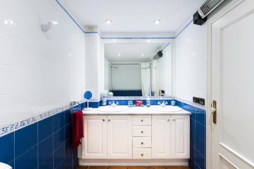邦蒙特特雷斯诺维斯Fabuloso ROMANI entre mar y montañas的浴室设有2个水槽和镜子
