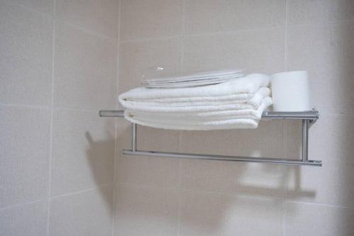 马尼拉Home w/ City View - Pool + Fast Wifi 3016的浴室内带毛巾的毛巾架