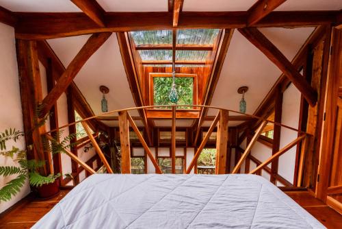 MakaungaTukulolo Treehouses的客房设有床和大窗户。