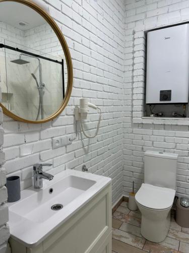 Chechel'nykSinay Hotel & Restaurant的白色的浴室设有水槽和镜子
