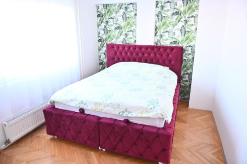 比耶利纳Apartman Iva的一张位于带紫色床架的客房的床铺