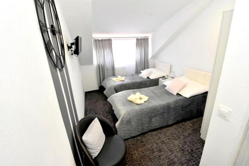 韦巴Villa Sovita的小酒店客房设有两张床和窗户。