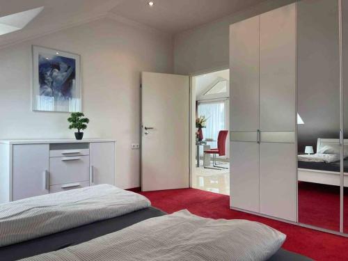 上施陶芬BERGblume im Zentrum inkl. Staufen PLUS的一间卧室配有一张床,另一间卧室配有一张床和一张书桌