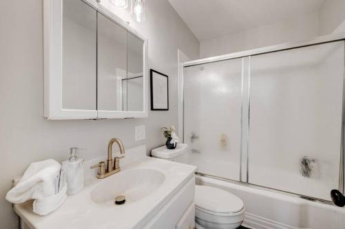 亨德森Cozy Henderson Home Close to Downtown Henderson的白色的浴室设有水槽和淋浴。