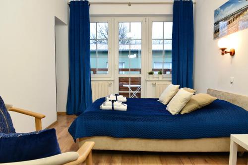 弗瓦迪斯瓦沃沃Dom Wczasowy Chlapovia的一间卧室配有蓝色的床和蓝色窗帘