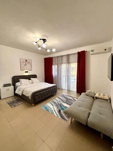 达喀尔Le Dakar Roi - Studio Centre Ville Très Bien Situé的一间卧室配有两张床和一张沙发。