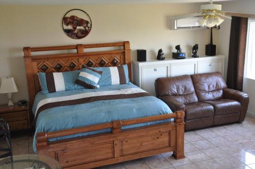 Clarkdale亚利桑那灯塔住宿加早餐旅馆的一间卧室配有一张床和一张皮椅
