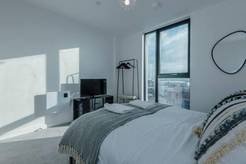 普雷斯顿Stunning 2-Bed Premium Apartment - Free WI-FI的白色的卧室设有床和大窗户