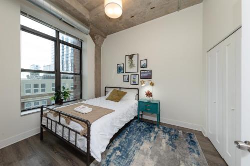 芝加哥McCormick Place 2b-2b family unit with optional parking sleeps up to 6的一间卧室设有一张床和一个大窗户