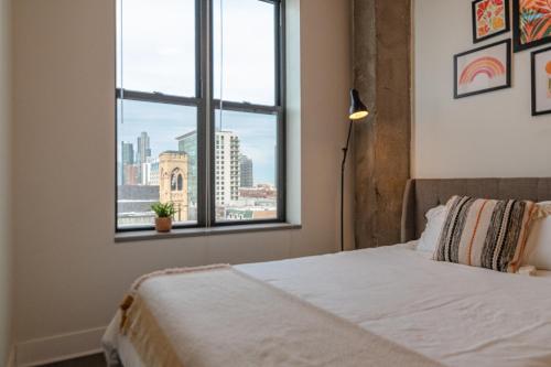 芝加哥McCormick Place modern loft with an amazing city skyline view and optional parking for 6 guests的一间市景卧室,配有一张床