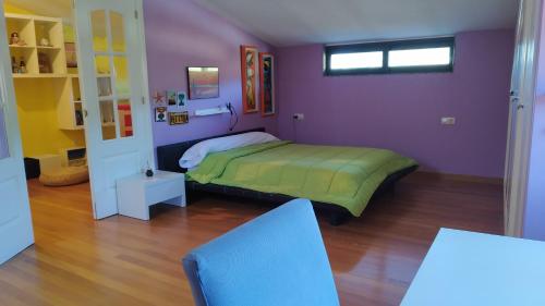 奥伦塞CASA IRIANA - Chimenea I Jardín I Barbacoa的紫色客房内的一间卧室,配有一张床