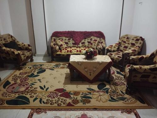 Aţ Ţarfāyahحلوان的客厅配有沙发和桌子