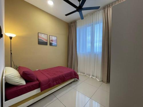 加影Affordable Family Stay in Bangi的一间卧室设有红色的床和窗户。