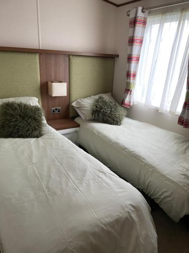 罗切斯特Newland's的卧室内两张并排的床