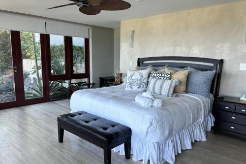 法哈多Happy Days Villa A的卧室配有一张白色大床和吊扇