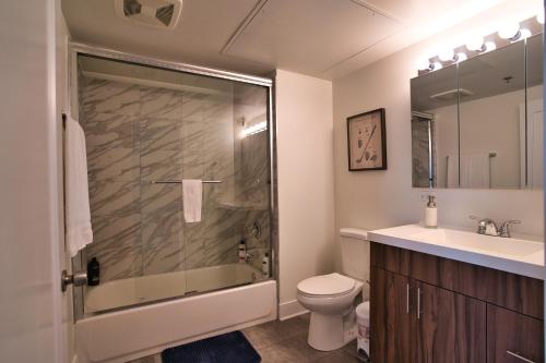 芝加哥McCormick Place 2b-2b family unit with optional parking sleeps up to 6的带淋浴、卫生间和盥洗盆的浴室