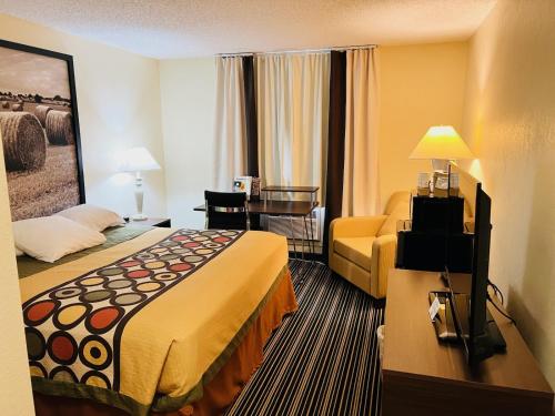 道奇城道奇城速8汽车旅馆的酒店客房,配有床和沙发