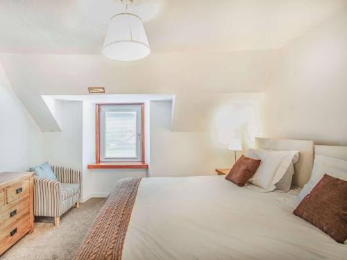 托明陶尔4 Bed in The Cairngorms 46162的卧室设有一张白色大床和一扇窗户。