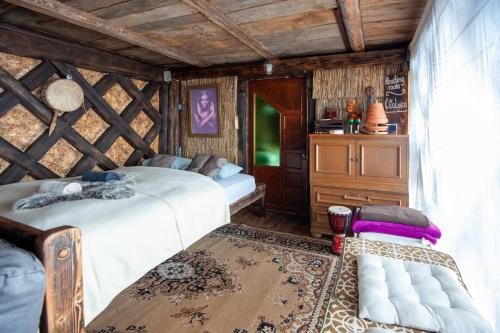 斯洛文尼亚比斯特里察Hay barn unique experience Visole的一间卧室设有两张床和木制天花板