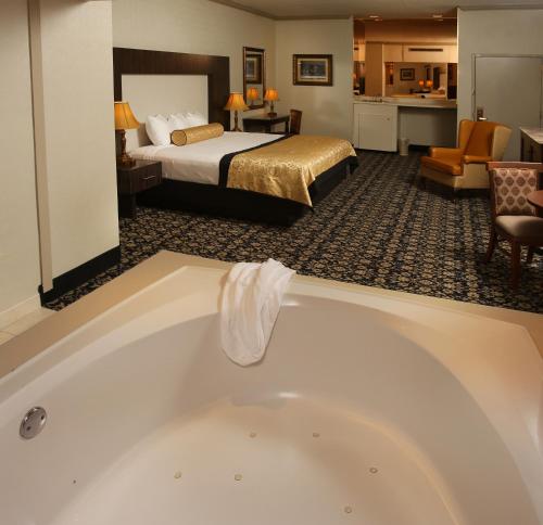 大西洋城The Claridge Hotel的带浴缸和床的酒店客房