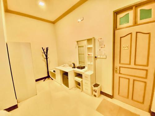 FenfushiOasis Village Fenfushi, Maldives的浴室设有门、水槽和镜子