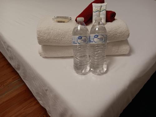 North ProvidenceThe Top-Floor at Centerdale Village Room B* Private Room的两瓶水,放在带毛巾的柜台上