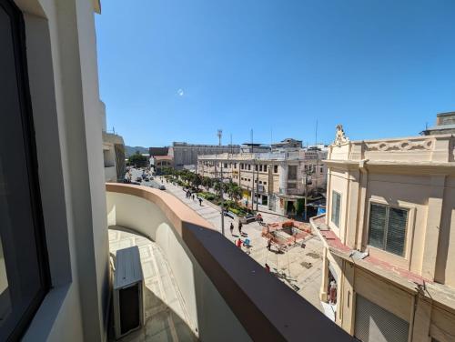圣萨尔瓦多Hotel Abrego的从大楼欣赏到城市街道的景色