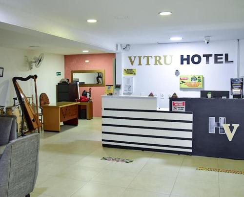 库库塔HOTEL VITRU的墙上挂着维恩酒店标志的商店