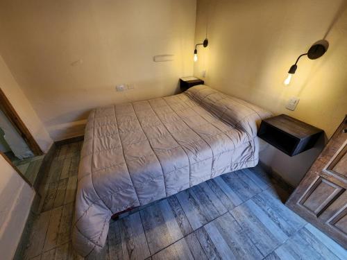 蒂尔卡拉CerroNegro的卧室内一张床的顶部景色