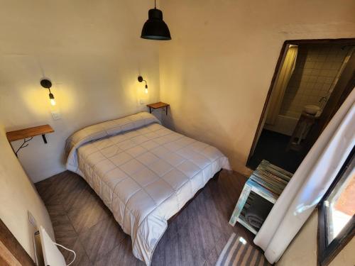 蒂尔卡拉CerroNegro的一间小卧室,配有床和窗户