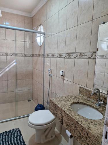 伊塔蒂亚亚Encantu's Flats的浴室配有卫生间、盥洗盆和淋浴。