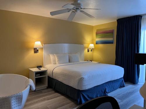 蒙特雷蒙特利湾旅馆的酒店客房配有一张床和吊扇。