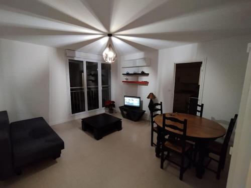 南特Appartement Courbaril à Nantes (6)的客厅设有餐桌和沙发