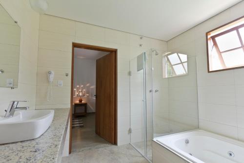 帕苏斯工程师镇Resort Fazenda 3 Pinheiros的带浴缸、淋浴和盥洗盆的浴室
