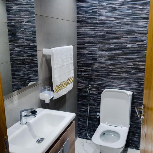 丹吉尔Super Apartement Totalement neuf a Marjane M2的浴室配有白色卫生间和盥洗盆。