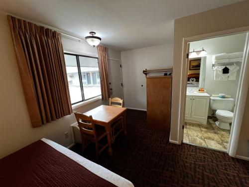 杰克逊高山汽车旅馆的客房设有带桌子的卧室和浴室