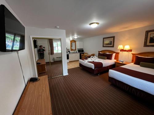 杰克逊高山汽车旅馆的一间酒店客房,配有两张床,还有一位男士拍照