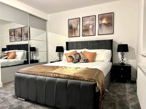 Brand new modern Cheltenham home的一间卧室配有一张大床,墙上挂着一些图片