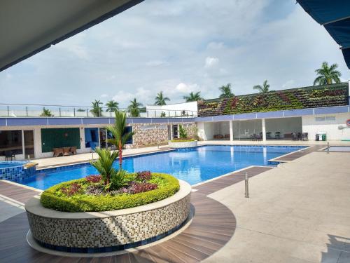 卡利Hotel Royal Elim International的一座带度假村的大楼内的游泳池