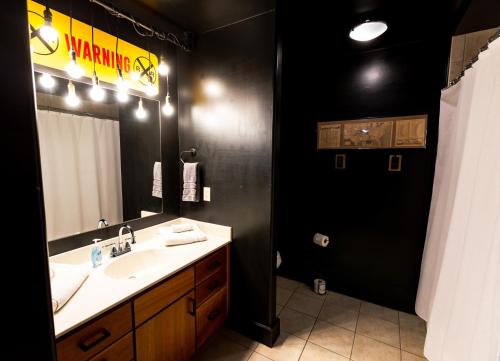 斯普林菲尔德The C-Street Archive的一间带水槽和镜子的浴室