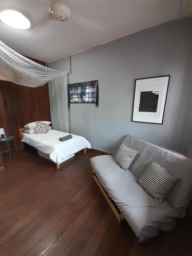 吉隆坡Preece's B & B的客厅配有床和沙发