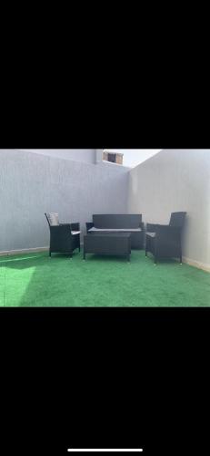 卡萨布兰卡Jolie appartement avec terrasse的客厅设有两张沙发和一个绿色地板