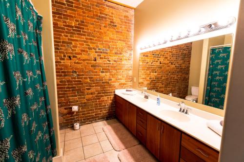 斯普林菲尔德The Boho Loft的一间带两个水槽和砖墙的浴室
