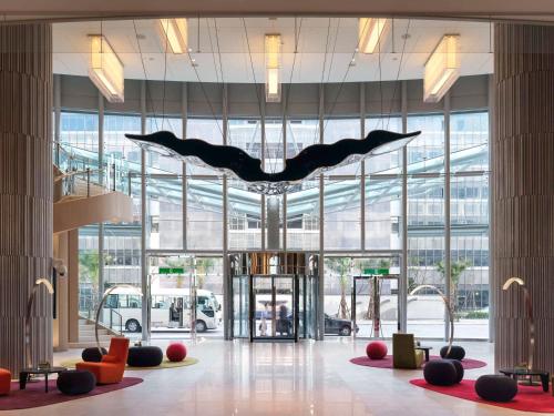 大园区台北诺富特华航桃园机场饭店的大堂的天花板上挂着大鲸鱼