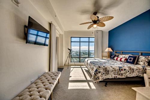珊瑚角Vista Del Mar at Cape Harbour Marina, 10th Floor Luxury Condo, King Bed, Views!的一间卧室配有一张床和吊扇