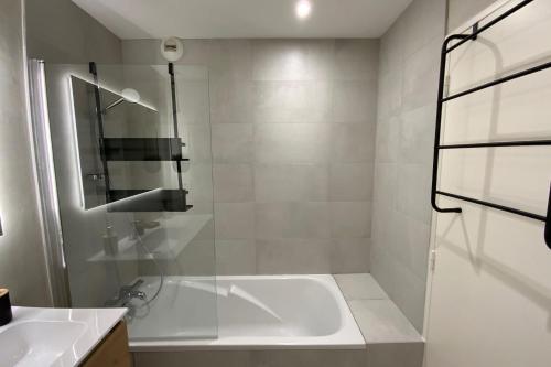 蒙彼利埃Aesthetics - 2 bedrooms and secure parking!的白色的浴室设有浴缸和水槽。