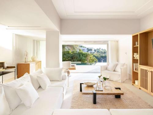 科梅诺Corfu Imperial, Grecotel Beach Luxe Resort的客厅配有白色的沙发和桌子