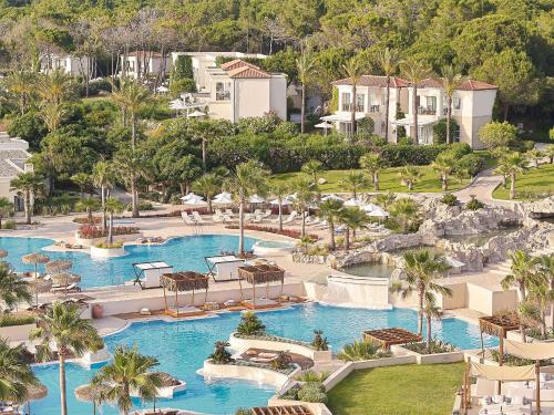 卢特拉基利尼斯Grecotel La Riviera & Aqua Park的享有度假胜地的空中景致,设有2个游泳池