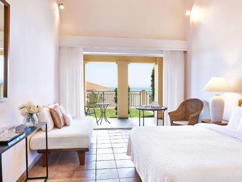 卢特拉基利尼斯Grecotel Olympia Oasis & Aqua Park的酒店客房设有一张床和一个阳台。