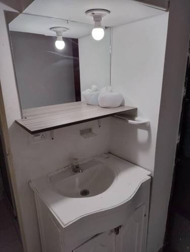 麦德林comodidad y ubicación.的白色的浴室设有水槽和镜子